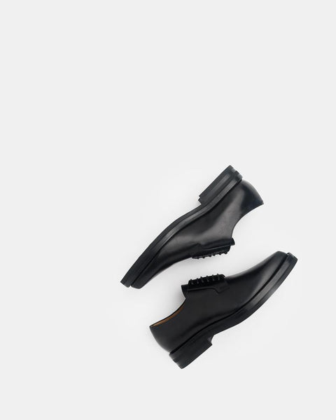 Pointed-Toe Oxfords in Black